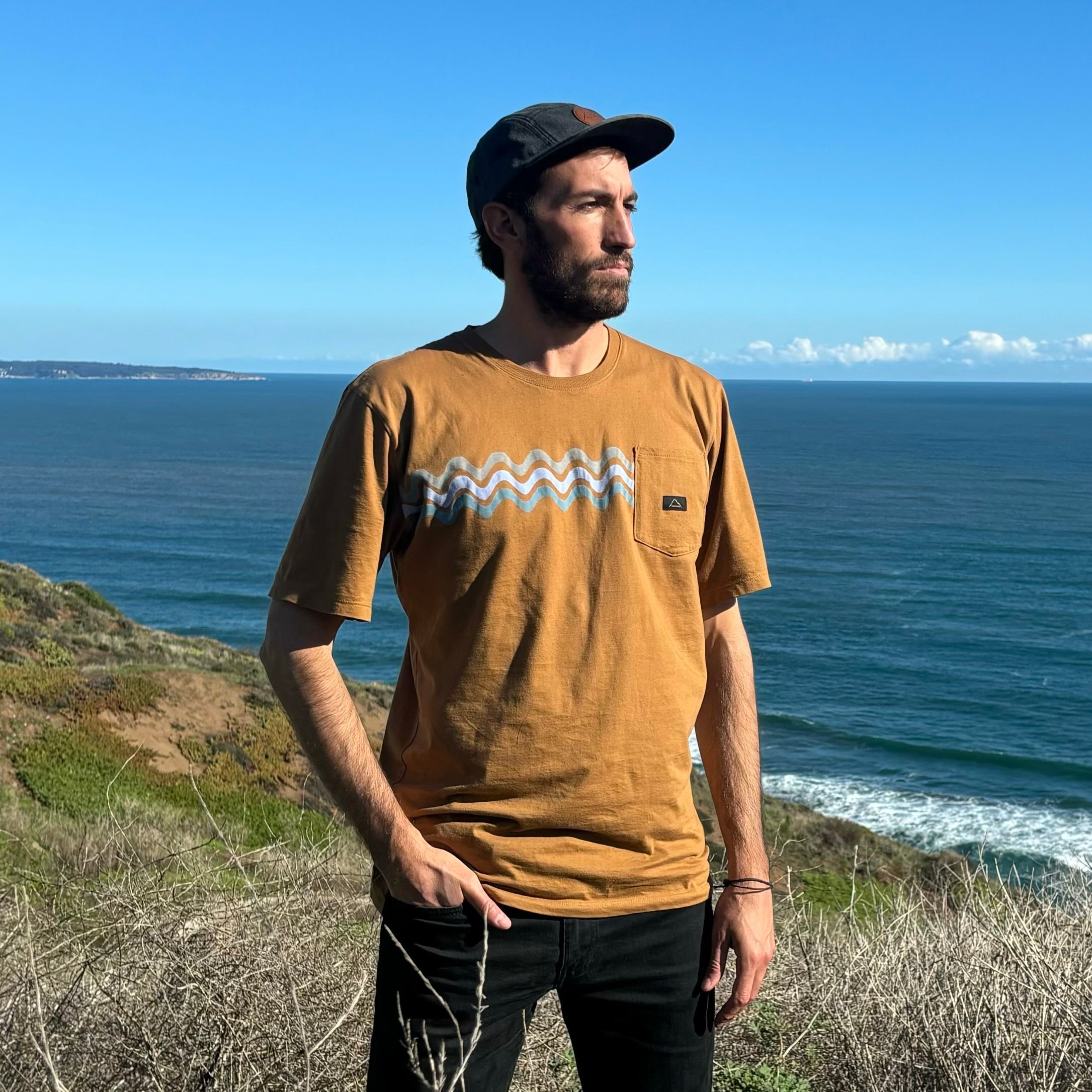 POLERA MANGA CORTA HOMBRE KHAKI WAVES PLAIN POCKET